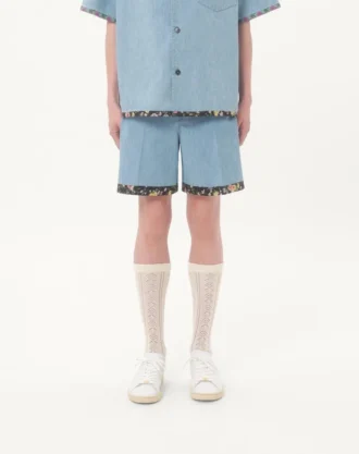 Denim-Bermudashorts mit Blumenprint am Saum