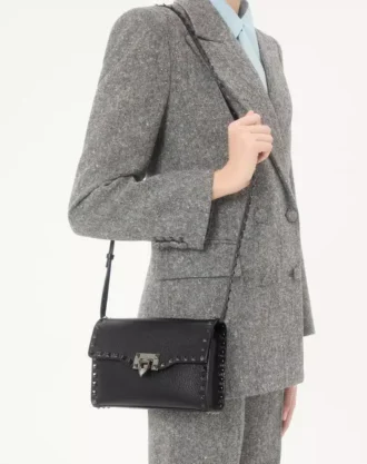 Kleine Rockstud-Umhängetasche aus genarbtem Kalbsleder