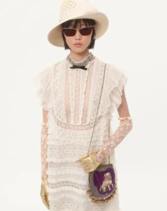 Kurzes Kleid aus besticktem leichtem Leinen