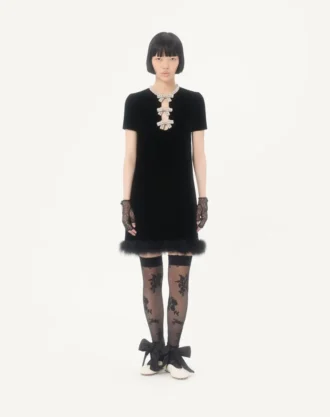 Kurzes Kleid aus besticktem Sablé-Samt