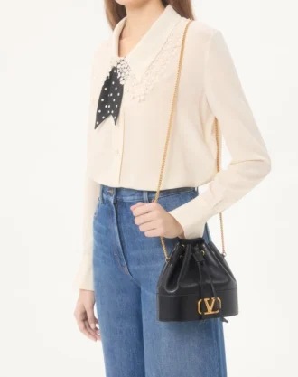 Mini-Beuteltasche aus Nappaleder mit Vlogo-Signaturkette