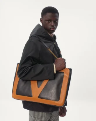 Nylon-Windjacke mit Kapuze und Vlogo-Patch