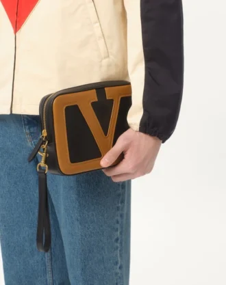 Nylon-Windjacke mit Kapuze und Vlogo-Patch