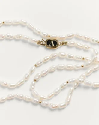 Ovale Halskette aus Metall, Perlen und Emaille