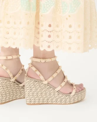 Rockstud Keilsandaletten aus Kalbsleder mit Riemchen 95 mm