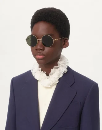 Runder, übergroßer Metallrahmen