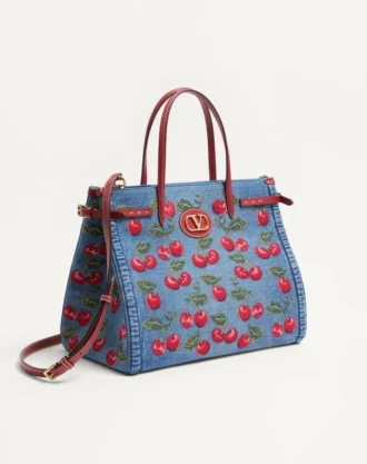 Valentino Garavani Antibes Medium Shopping Bag aus Denim mit Cherryfic-Stickerei