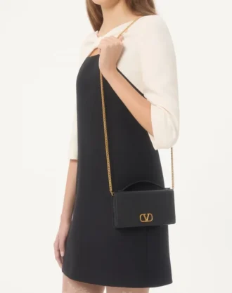 VLogo Signature Geldbörse aus genarbtem Kalbsleder mit Kette