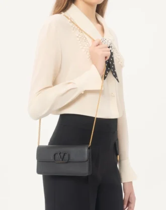 Vlogo Signature Geldbörse aus genarbtem Kalbsleder mit Kette