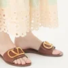 Vlogo Signature Slide Sandal aus genarbtem Rindsleder mit Accessoire