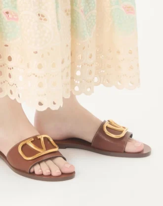 vlogo signature slide sandal aus genarbtem rindsleder mit accessoire 1 330x417 - Vlogo Signature Slide Sandal aus genarbtem Rindsleder mit Accessoire