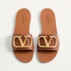 Vlogo Signature Slide Sandal aus genarbtem Rindsleder mit Accessoire
