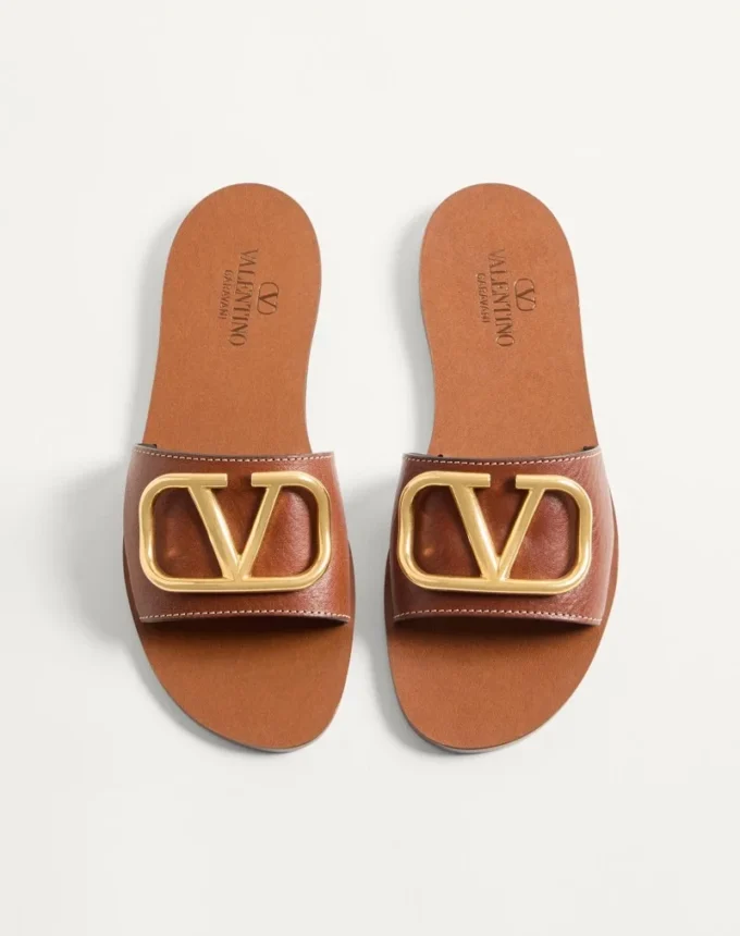 Vlogo Signature Slide Sandal aus genarbtem Rindsleder mit Accessoire