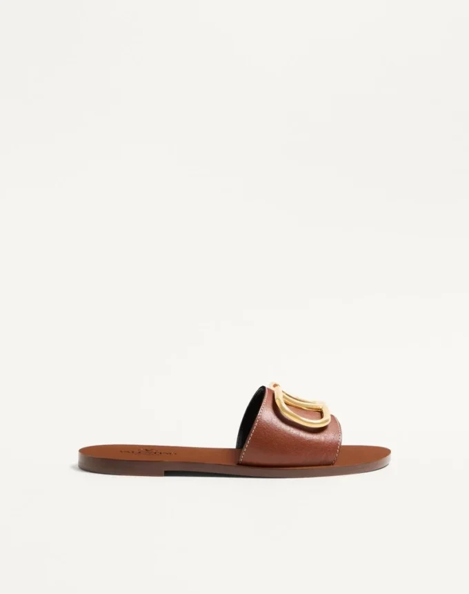 Vlogo Signature Slide Sandal aus genarbtem Rindsleder mit Accessoire