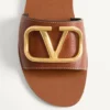Vlogo Signature Slide Sandal aus genarbtem Rindsleder mit Accessoire