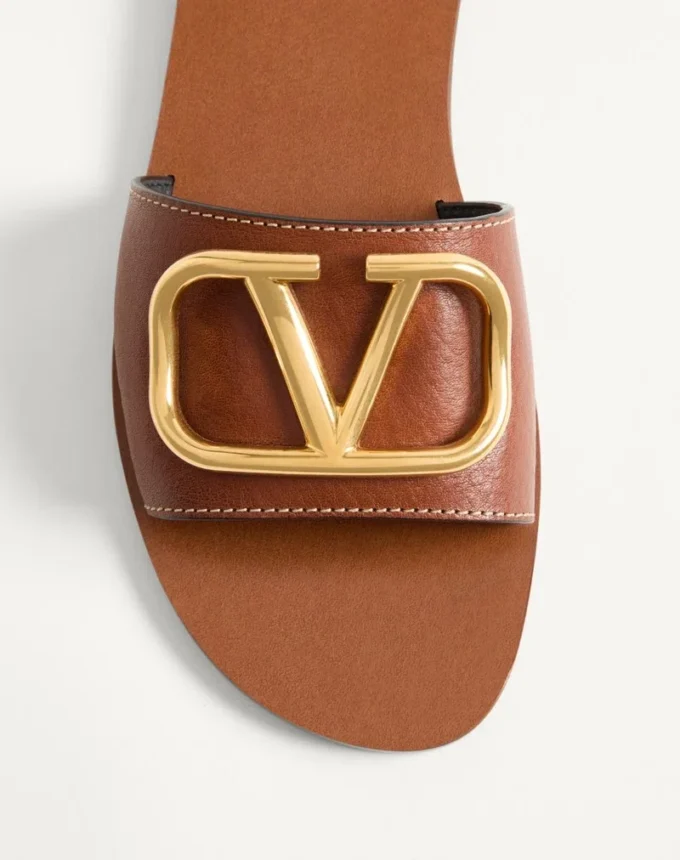 Vlogo Signature Slide Sandal aus genarbtem Rindsleder mit Accessoire